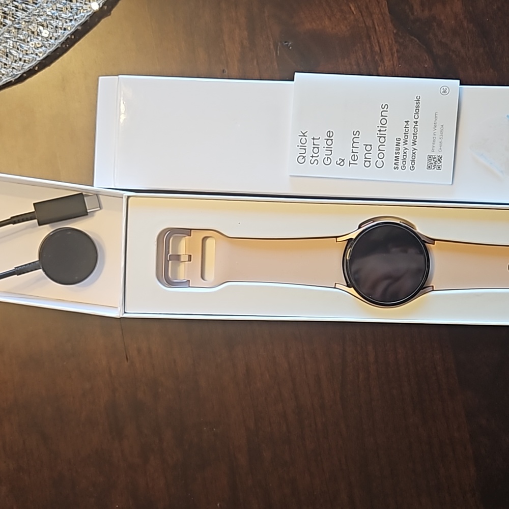 Samsung Galaxy Watch4 Aluminum Smartwatch 40mm LTE Gold - Picture 3 of 12